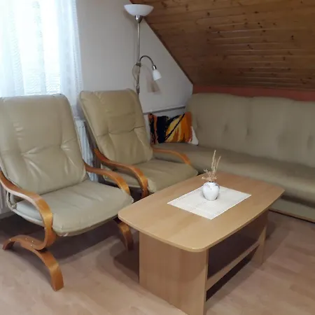 Zsuzsa Apartman Apartment *