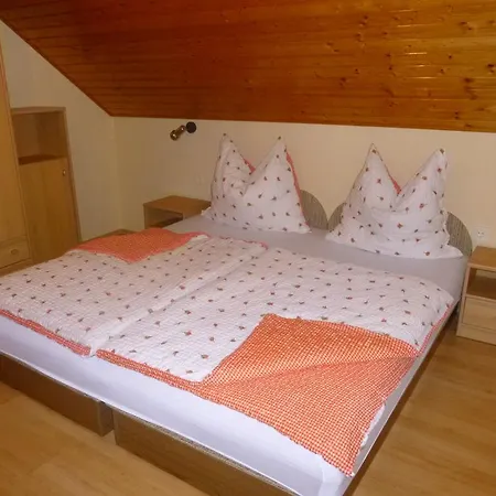 Zsuzsa Apartman Apartment *
